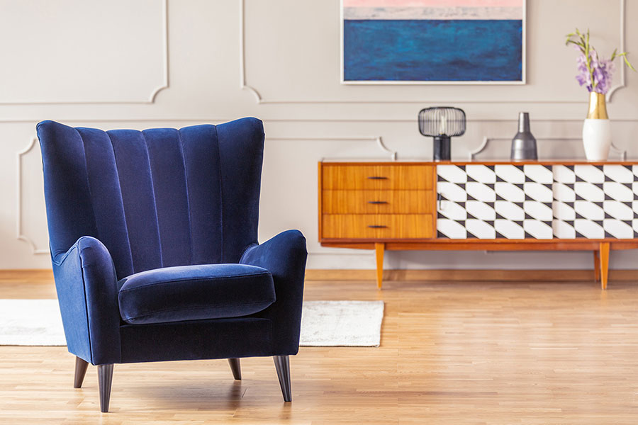 Das Bild zeigt eine Wohnsituation mit einem alten Sideboard, dessen Front mit einer Folie in geometrischem Muster neu bezogen wurde – DIY-Ideen für Upcycling-Materialien