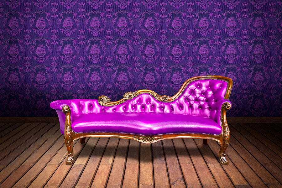 Das Bild zeigt ein altes Sofa, das mit einem pinken Stoff neu bezogen wurde –  DIY-Ideen für Upcycling-Materialien